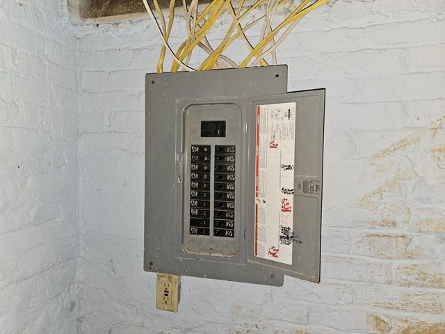 1526 W Groeling AVENUE, Milwaukee, WI 53206