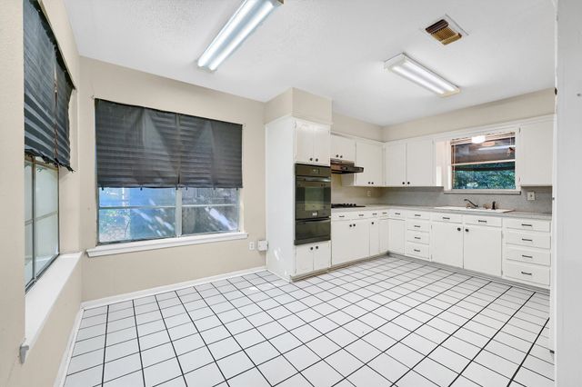 205 N Union Street, Whitesboro, TX 76273