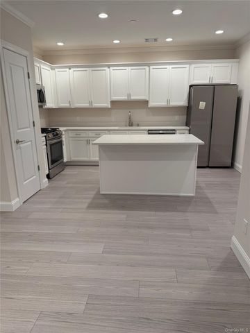 776 Fulton Street 2E, Farmingdale, NY 11735