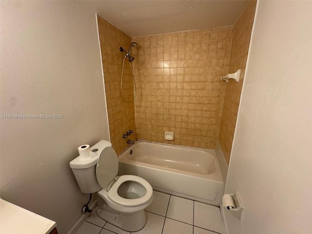 3710 NW 21st St 111, Lauderdale Lakes, FL 33311