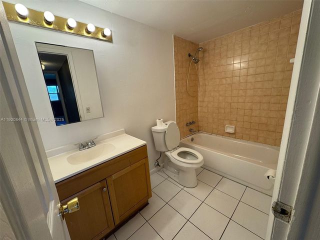 3710 NW 21st St 111, Lauderdale Lakes, FL 33311