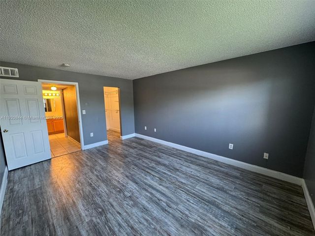 3710 NW 21st St 111, Lauderdale Lakes, FL 33311