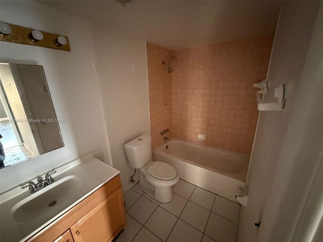 3710 NW 21st St 111, Lauderdale Lakes, FL 33311