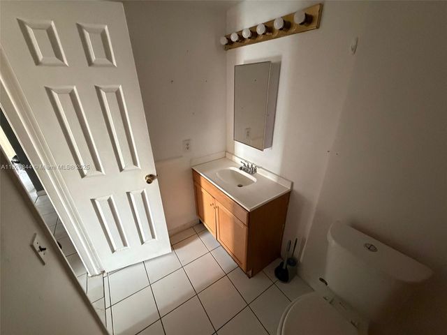 3710 NW 21st St 111, Lauderdale Lakes, FL 33311