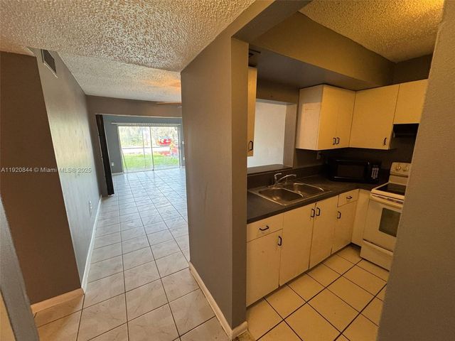 3710 NW 21st St 111, Lauderdale Lakes, FL 33311