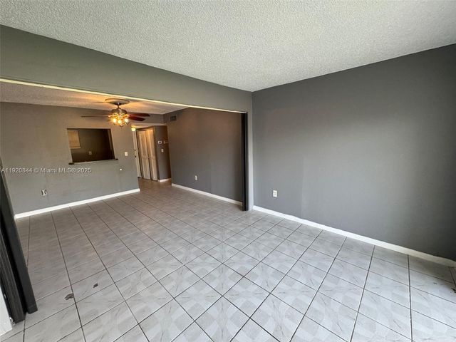 3710 NW 21st St 111, Lauderdale Lakes, FL 33311