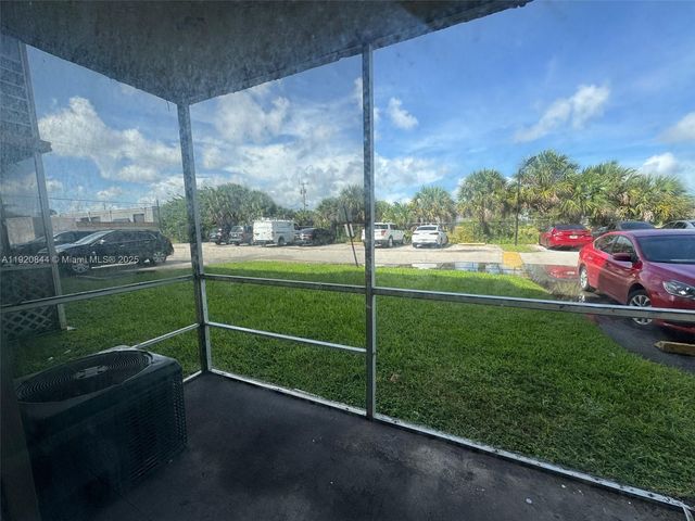 3710 NW 21st St 111, Lauderdale Lakes, FL 33311