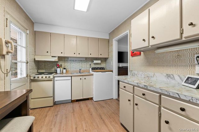 22 Greenway Circle, Syosset, NY 11791