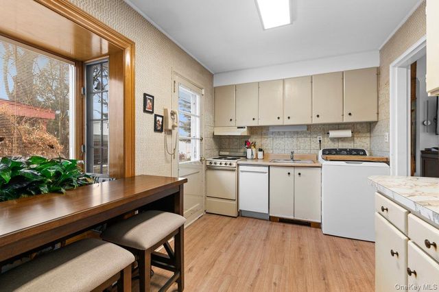 22 Greenway Circle, Syosset, NY 11791