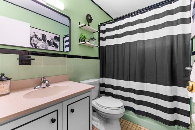 22 Greenway Circle, Syosset, NY 11791