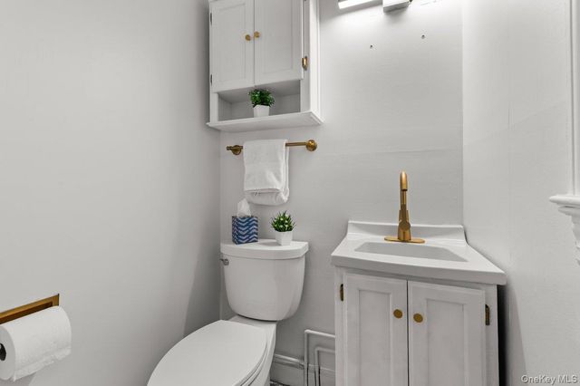 22 Greenway Circle, Syosset, NY 11791