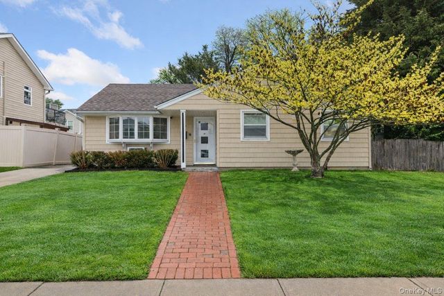 22 Greenway Circle, Syosset, NY 11791