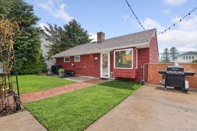 22 Greenway Circle, Syosset, NY 11791