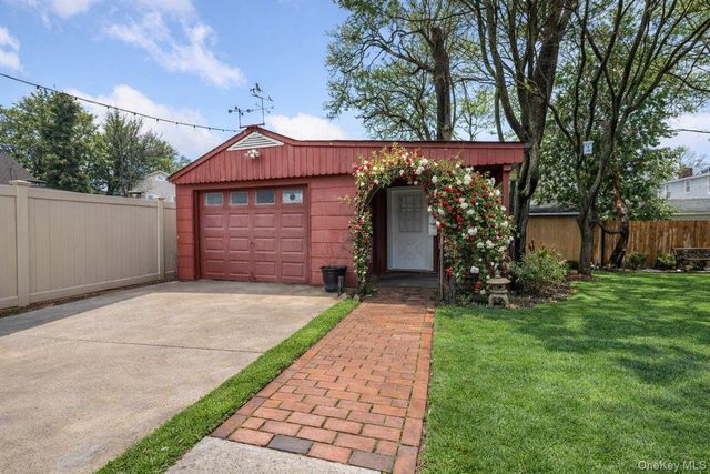 22 Greenway Circle, Syosset, NY 11791