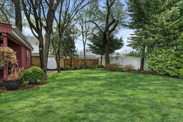 22 Greenway Circle, Syosset, NY 11791