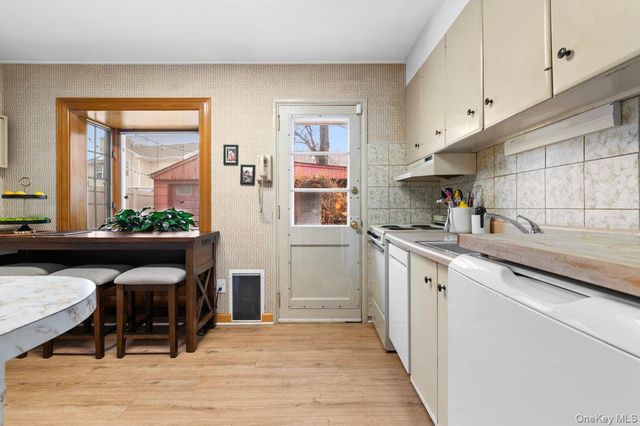 22 Greenway Circle, Syosset, NY 11791