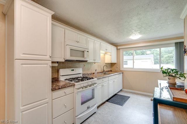 4033 State Road, Akron, OH 44319
