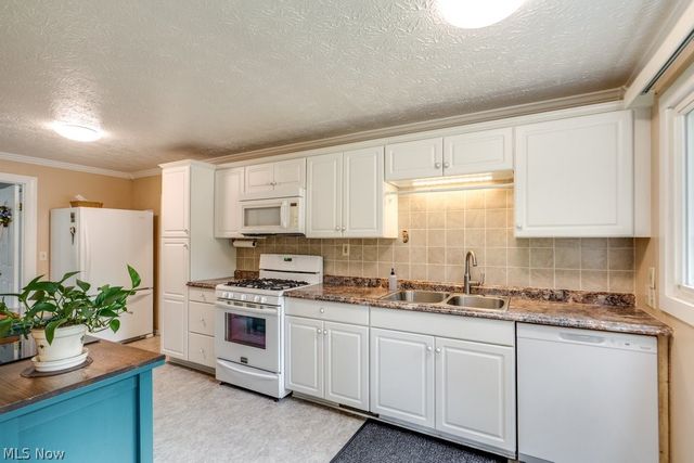 4033 State Road, Akron, OH 44319