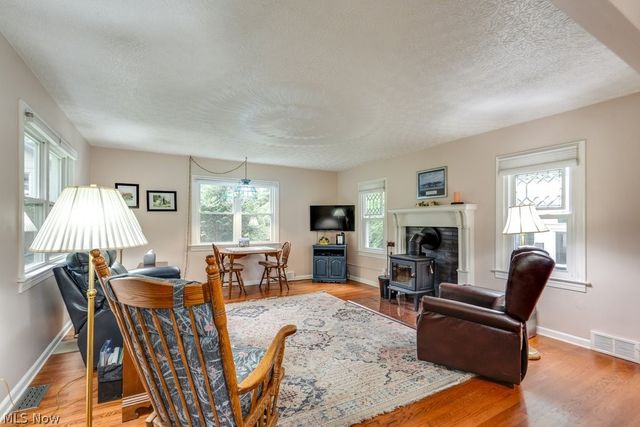 4033 State Road, Akron, OH 44319