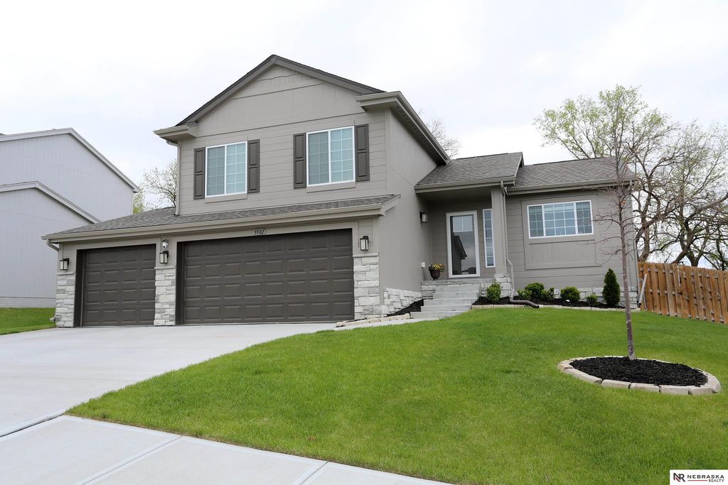 5502 Sheridan Road, Papillion, NE 68133
