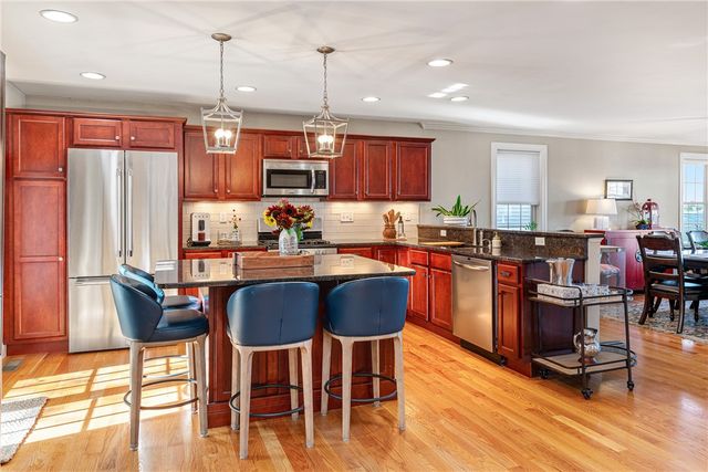 11 King Philip Avenue, Bristol, RI 02809
