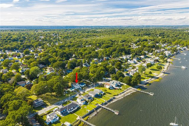 11 King Philip Avenue, Bristol, RI 02809
