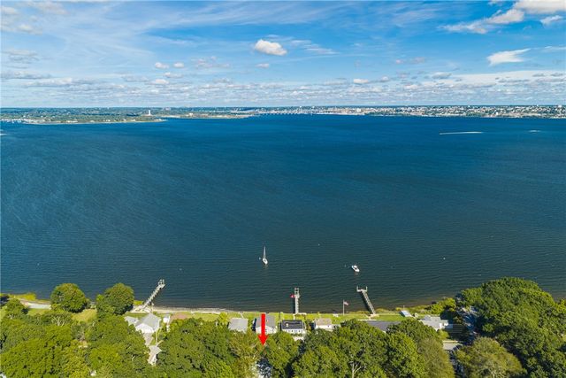 11 King Philip Avenue, Bristol, RI 02809