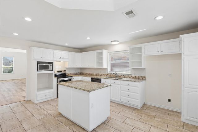 568 Cooper Street, Grand Prairie, TX 75052