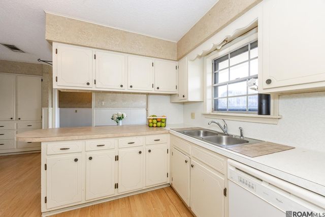 1973 Antonio Rd, Port Allen, LA 70767