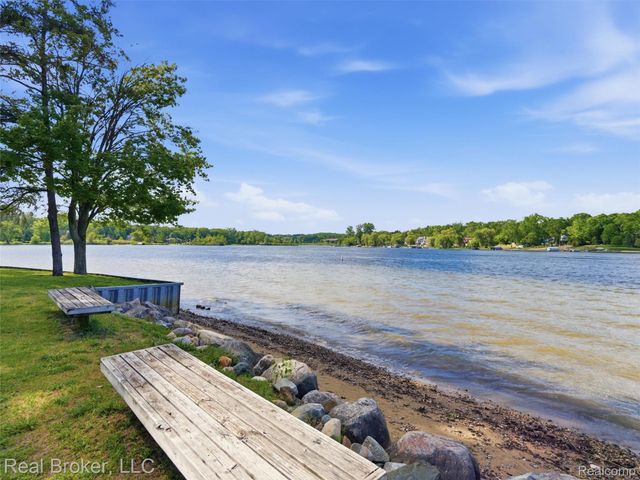 7514 Capri Drive, White Lake Charter Township, MI 48383