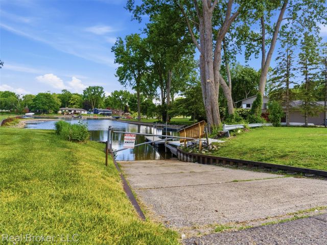 7514 Capri Drive, White Lake Charter Township, MI 48383