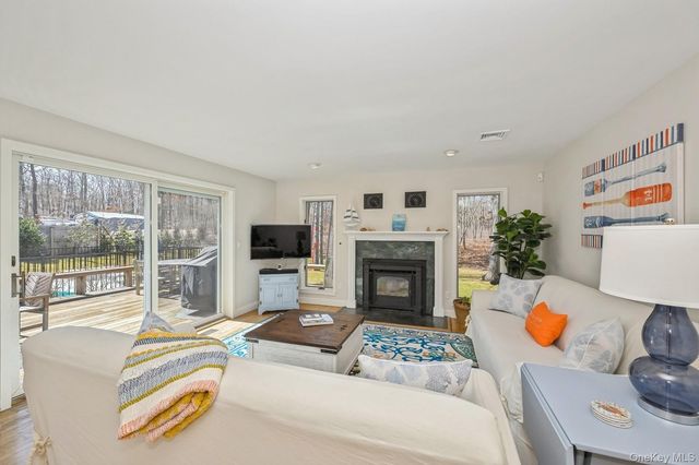 16 Hildreth Road, Hampton Bays, NY 11946