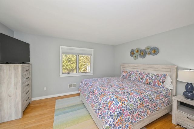 16 Hildreth Road, Hampton Bays, NY 11946