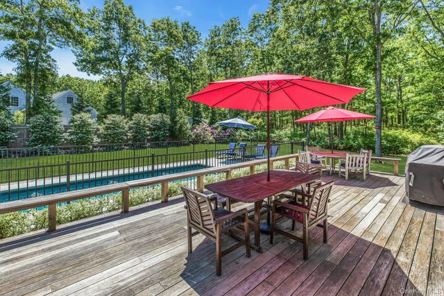 16 Hildreth Road, Hampton Bays, NY 11946