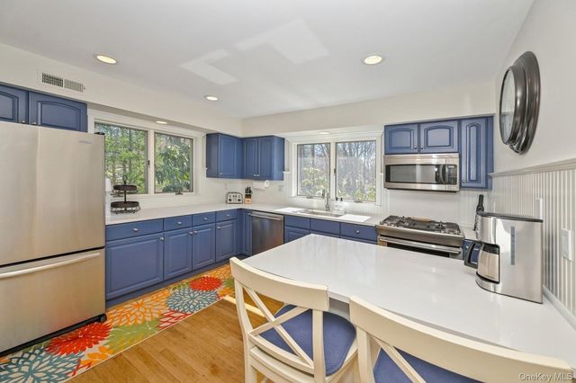 16 Hildreth Road, Hampton Bays, NY 11946