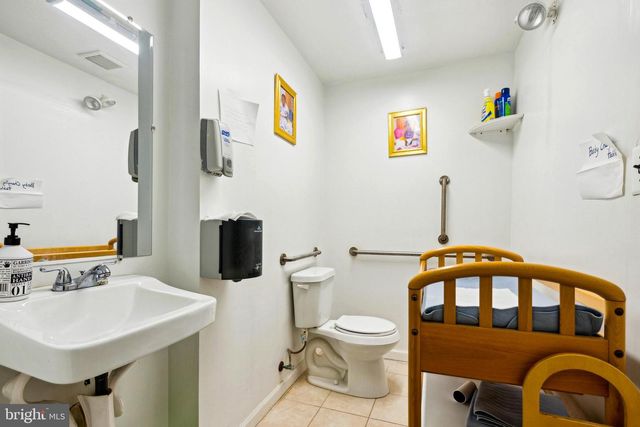 7221 W PASSYUNK AVE, Philadelphia, PA 19142