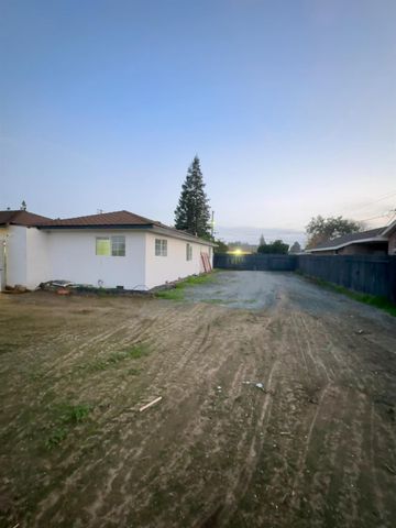 1905 Michel Ave, Modesto, CA 95358