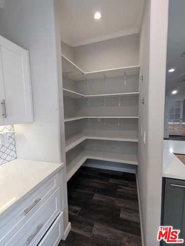 6220 Oakdale Avenue, Woodland Hills (los Angeles), CA 91367