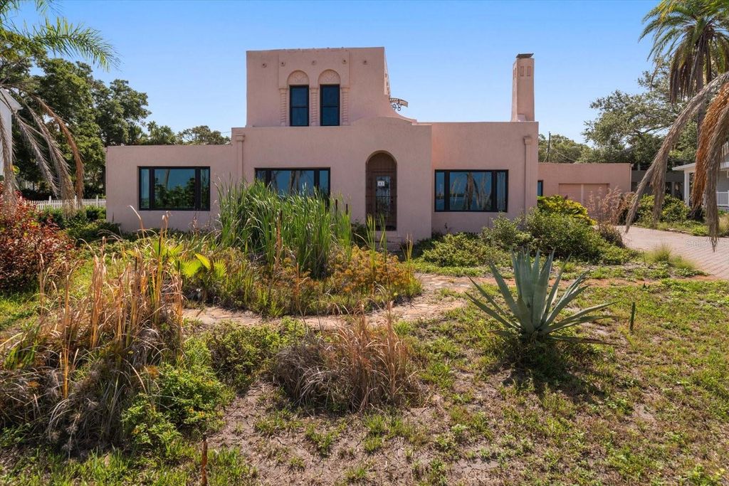 Image 11 of property listing at 43 EDGEWATER DRIVE, Dunedin, FL 34698