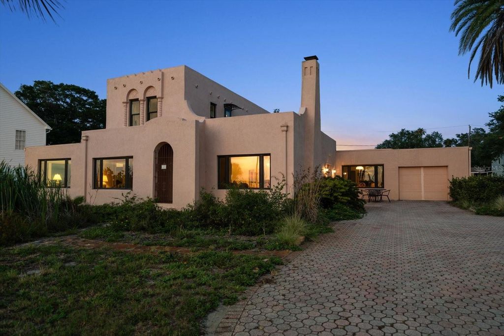 Image 12 of property listing at 43 EDGEWATER DRIVE, Dunedin, FL 34698