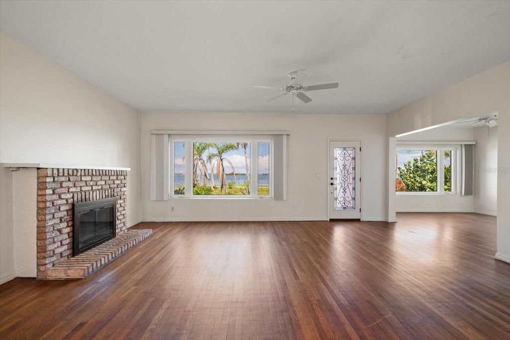 Image 16 of property listing at 43 EDGEWATER DRIVE, Dunedin, FL 34698