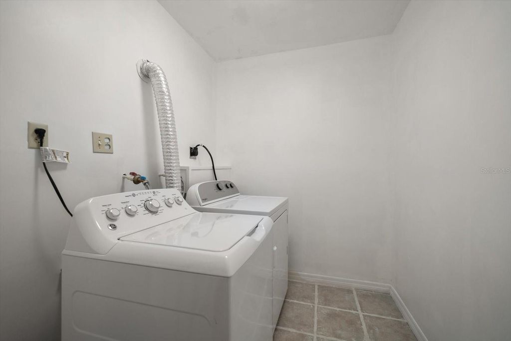 Image 22 of property listing at 43 EDGEWATER DRIVE, Dunedin, FL 34698