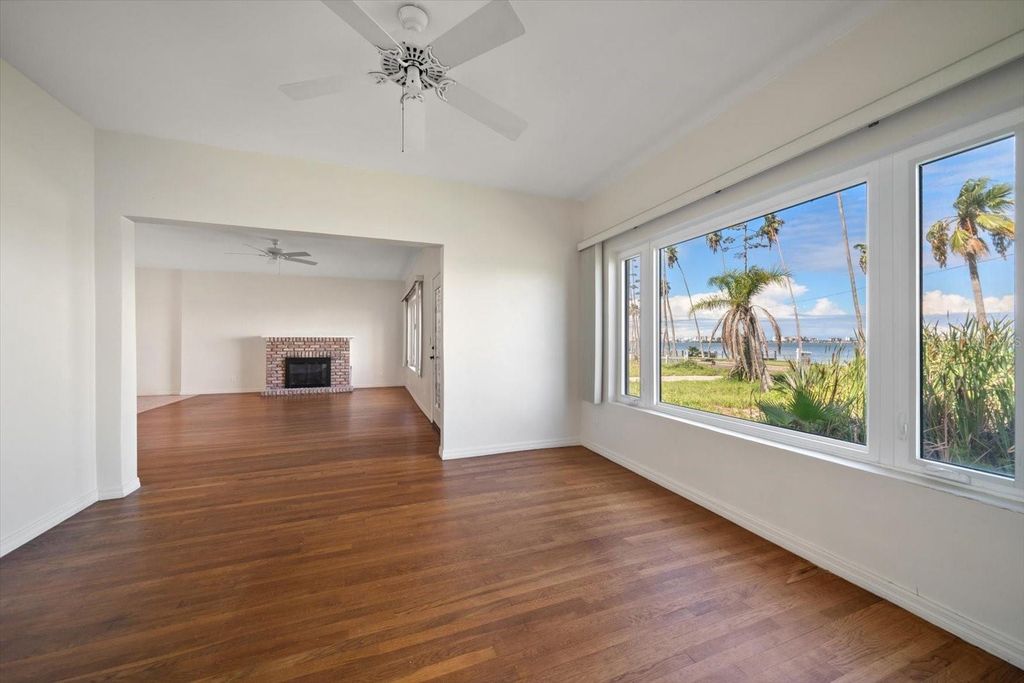 Image 23 of property listing at 43 EDGEWATER DRIVE, Dunedin, FL 34698