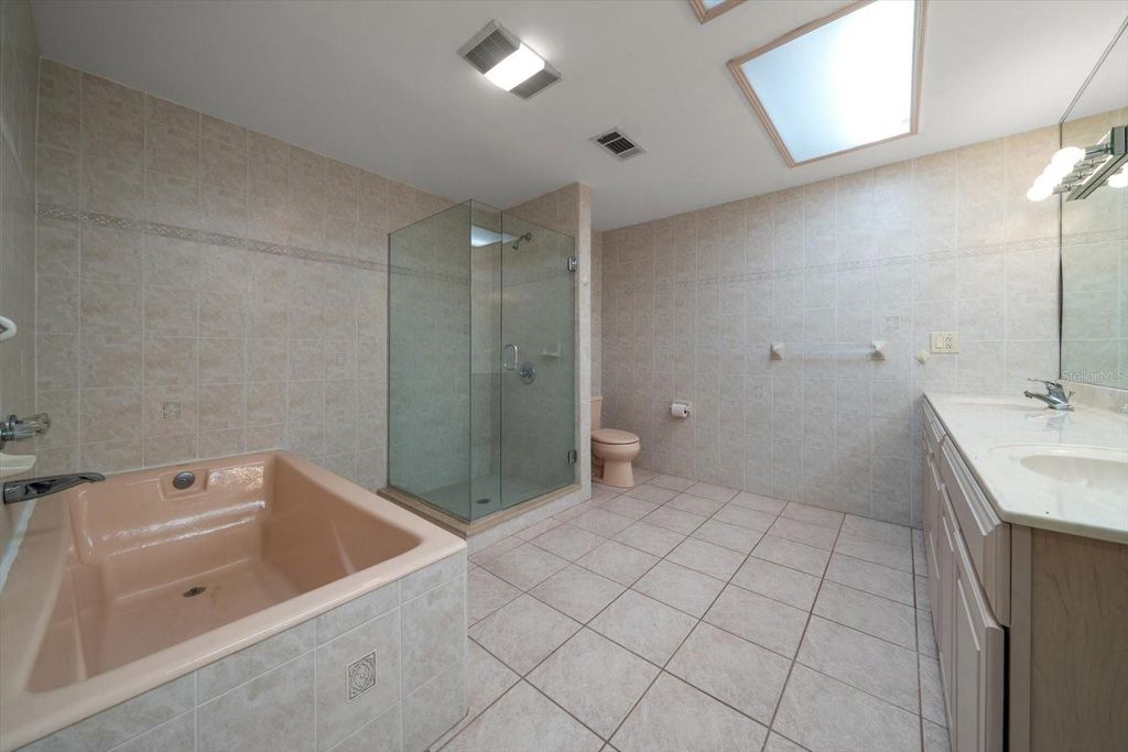 Image 25 of property listing at 43 EDGEWATER DRIVE, Dunedin, FL 34698