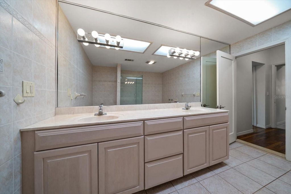 Image 26 of property listing at 43 EDGEWATER DRIVE, Dunedin, FL 34698