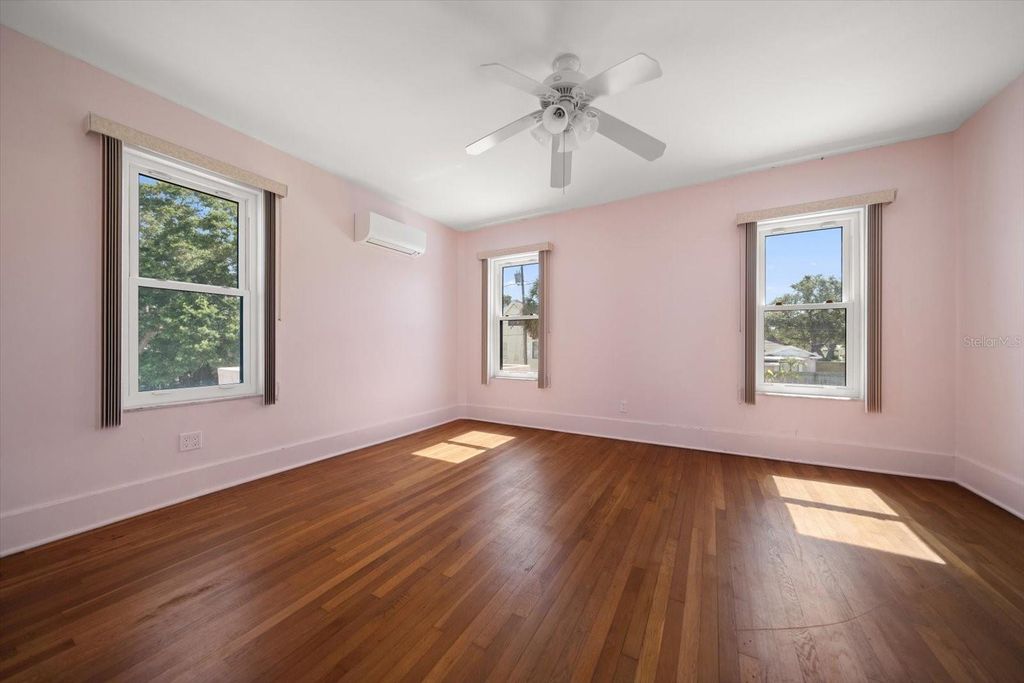 Image 31 of property listing at 43 EDGEWATER DRIVE, Dunedin, FL 34698