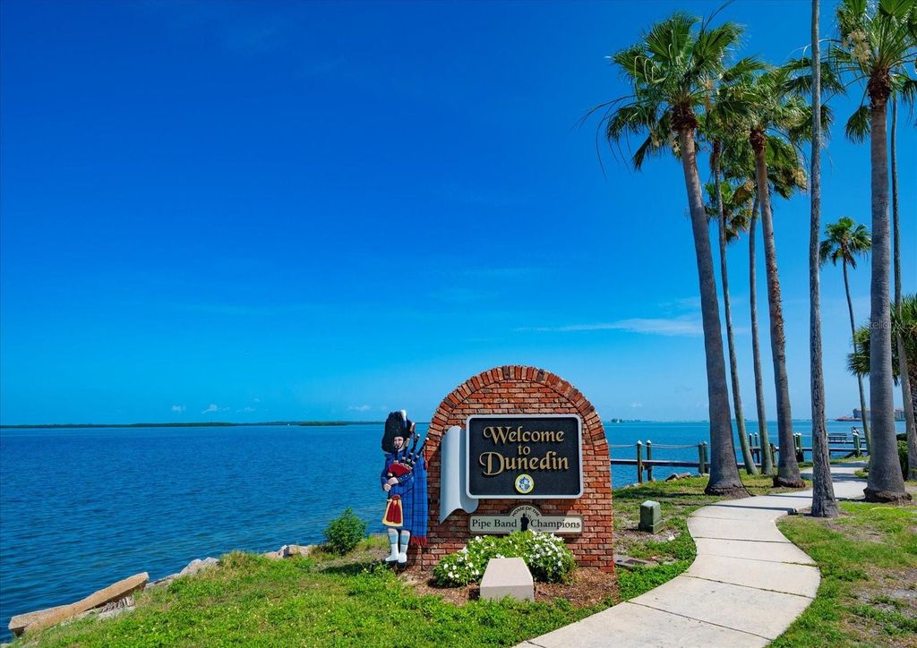 Image 5 of property listing at 43 EDGEWATER DRIVE, Dunedin, FL 34698