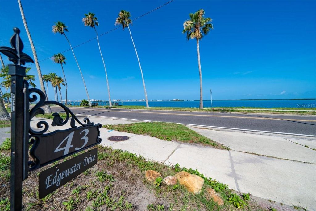 Image 6 of property listing at 43 EDGEWATER DRIVE, Dunedin, FL 34698