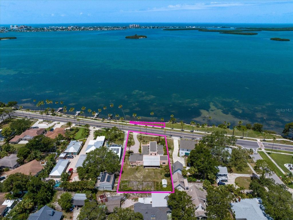 Image 7 of property listing at 43 EDGEWATER DRIVE, Dunedin, FL 34698