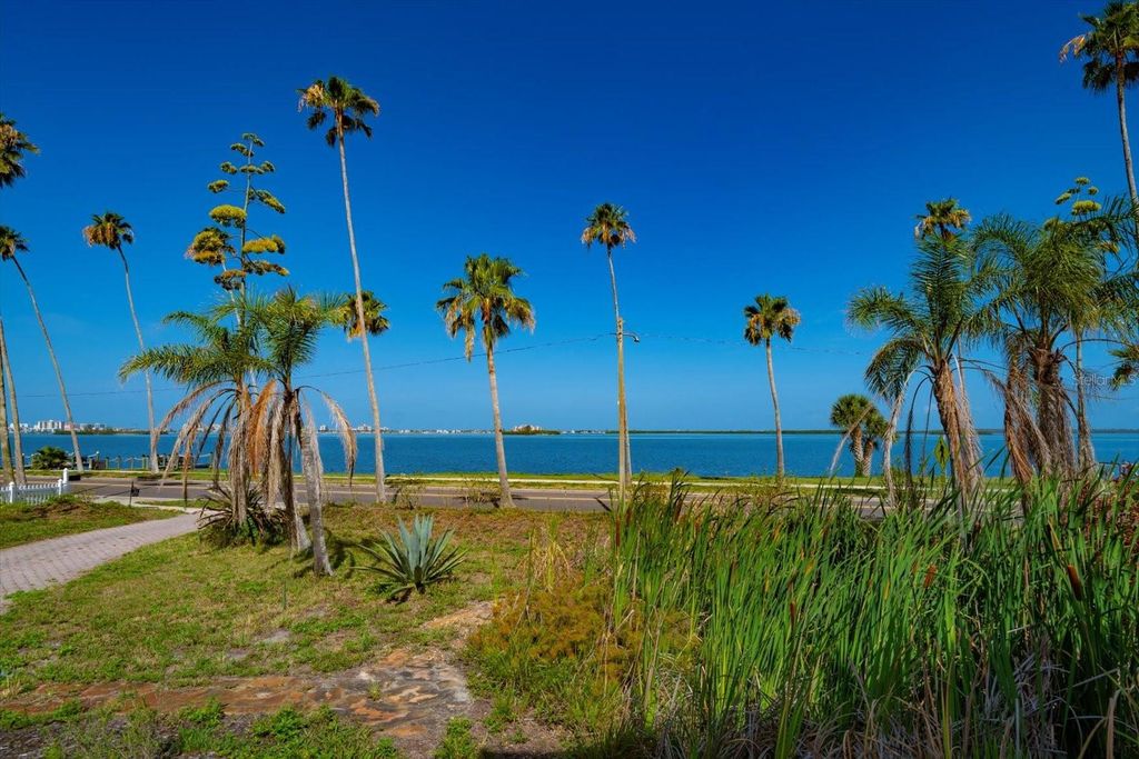 Image 8 of property listing at 43 EDGEWATER DRIVE, Dunedin, FL 34698